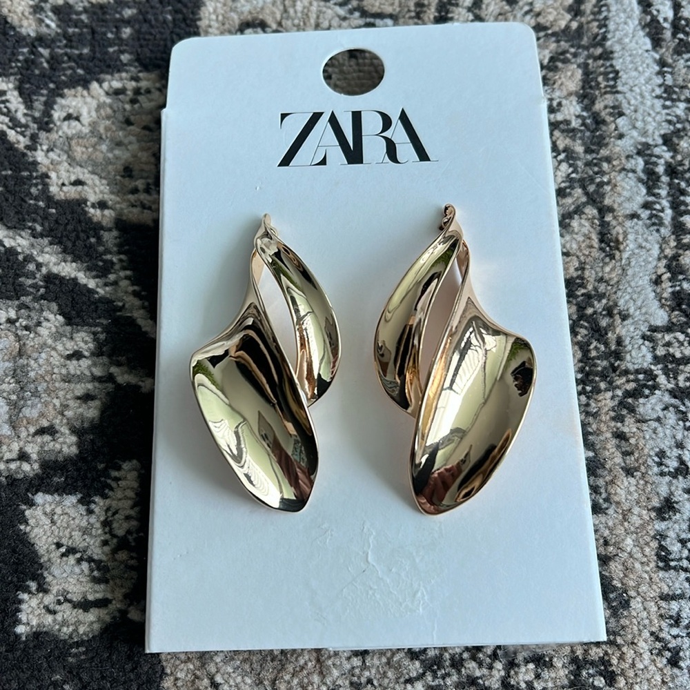NWT: Zara gold ripple earrings